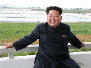 رهبر کره شمالی در حال تماشای پرتاب موشک + عکس 