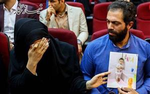  گریه های مادر بنیتا در مراسم شیرخوارگان حسینی + عکس 