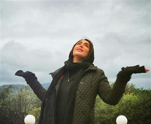 تیپ پاییزی بازیگر زن در هوای بارانی + عکس

