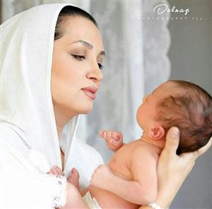 عکس عاشقانه خانم بازیگر با فرزند نوزادش