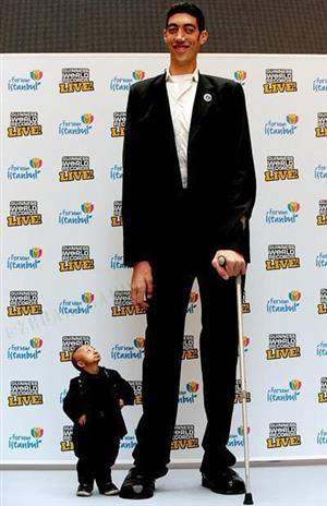 کوتاه قد ترین و بلند قد ترین مردان جهان/عکس
