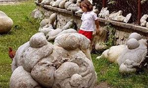 سنگ های عجیب این روستا خود به خود بزرگ می شوند+عکس