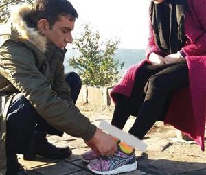 آقای بازیگر درحال بستن بندهای کفش همسرش+عکس