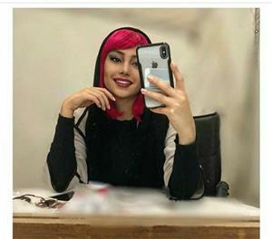 سلفی خانم بازیگر با موهای عجیب و قرمز