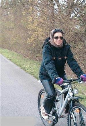 دوچرخه سواری خانم بازیگر در خیابان های خارج از ایران+عکس