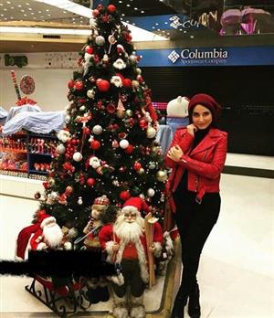 تیپ زمستانی خانم بازیگر کنار درخت کریسمس زیبایش+عکس
