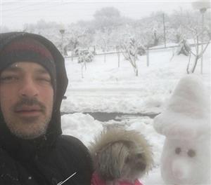 بازیگر مشهور و سگ بامزه اش در برف+عکس