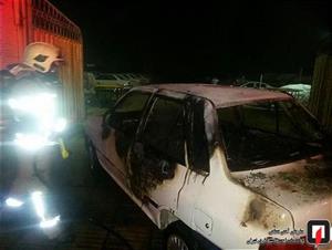 آتش سوزی یک دستگاه خودروی پراید در شهرک گلریز (+عکس)