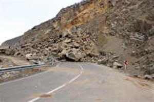 ریزش کوه در حوالی 3 روستا بر اثر زلزله در سنخواست