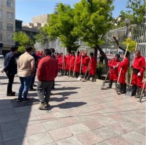 اجرای مانور لایروبی و مبارزه با حیوانات موذی در مقابل ساختمان اصلی شهرداری منطقه ۴