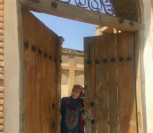 تیپ و ژست متفاوت خانم مجری مشهور در یک مکان تاریخی+عکس