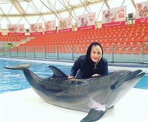 عکس عجیب خانم بازیگر ایرانی با یک دلفین وسط آب
