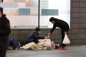توزیع غذای نذری بین بی‌خانمان های انگلستان/عکس
